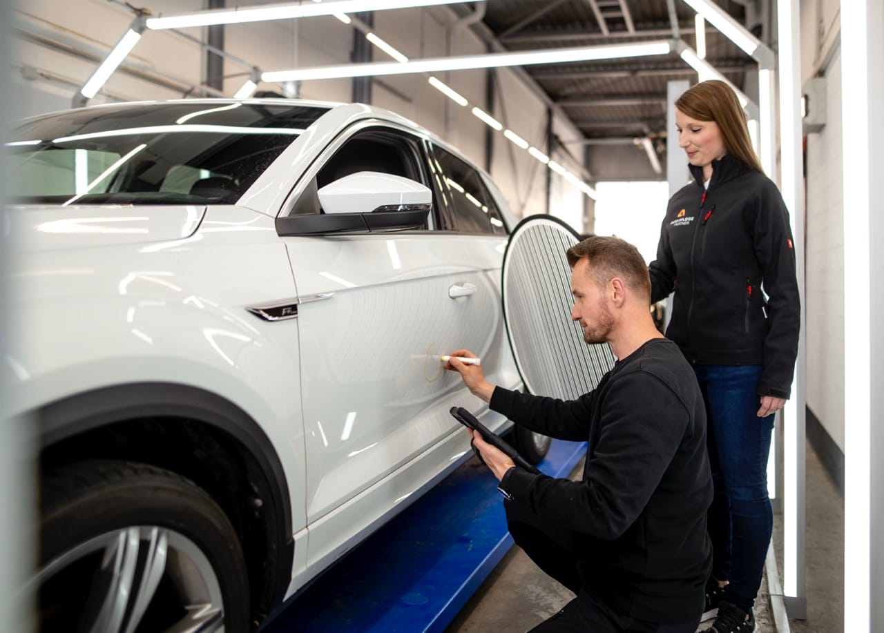 Professionelle Fachkraft in moderner Anlage